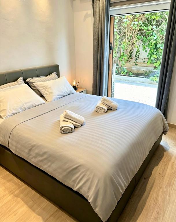 The locals Vouliagmeni square apartment