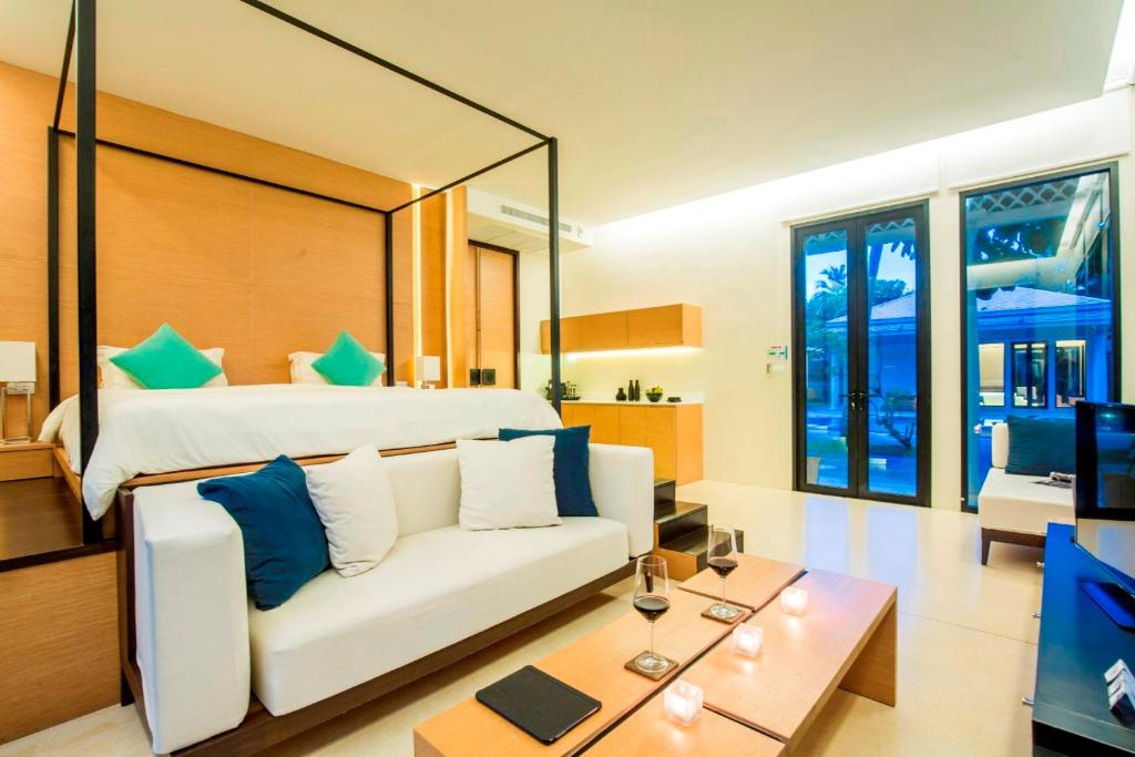 Posezení v ubytování The Anda Mani Khaolak Beachfront Villas