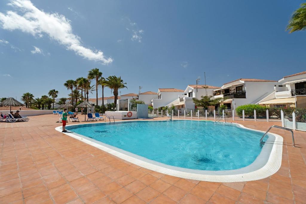 a large swimming pool in the middle of a courtyard at Adelfa Golf in San Miguel de Abona