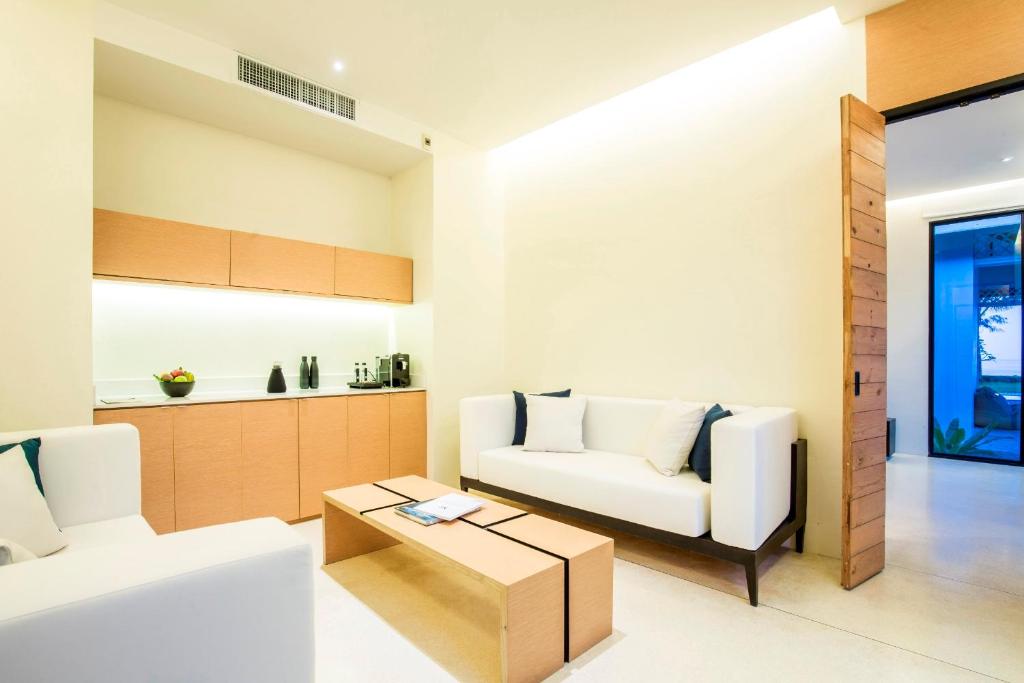 Postel nebo postele na pokoji v ubytování The Anda Mani Khaolak Beachfront Villas