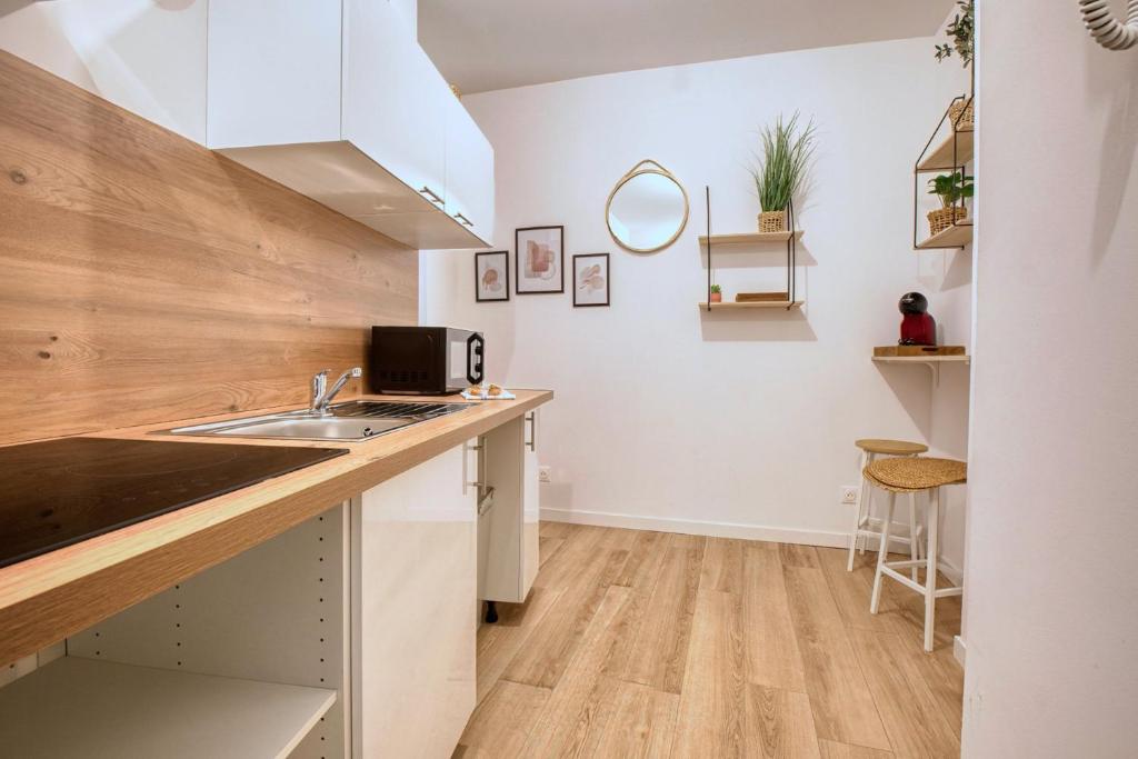 a kitchen with a sink and a counter top at L'intemporel in Périgueux