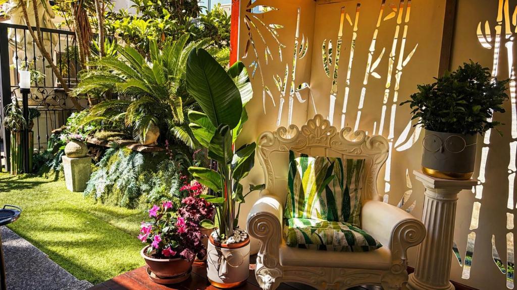 ein Zimmer voller Pflanzen und einem Stuhl in der Unterkunft Hotel Okinawa in Rimini