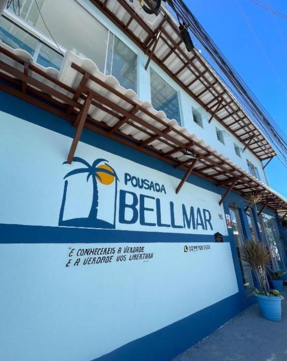 a sign on the side of a building at Pousada Bellmar Peró - Praia e Comércio 8 min andando in Cabo Frio
