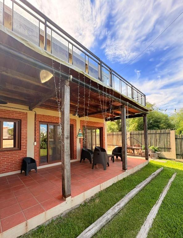 a house with a patio with a balcony at Casa Parque Rio Uruguay in Concordia