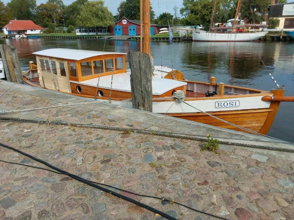 a small boat is docked at a dock at Boot Rosi Hafen Greiswald in Greifswald