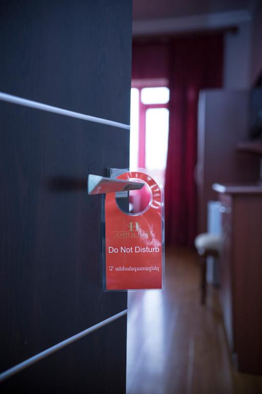 Certifikát, hodnocení, plakát nebo jiný dokument vystavený v ubytování Capital Hotel