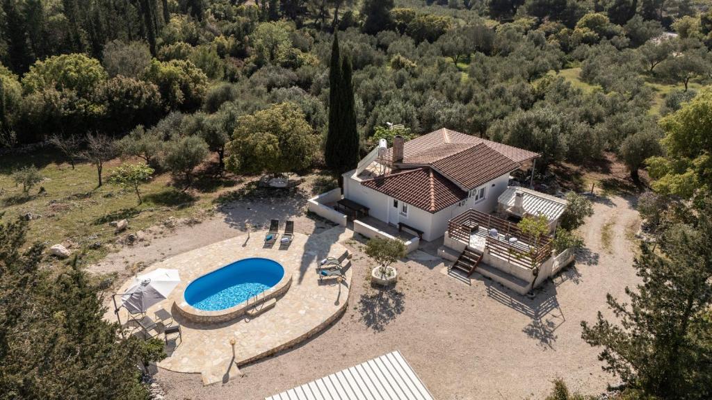 an aerial view of a house with a swimming pool at Green Oak Villa in Orthoniaí