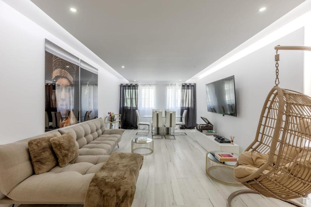 a living room with a couch and a swing at Spacious 3-bedroom condo near Lisbon Airport in Lisbon