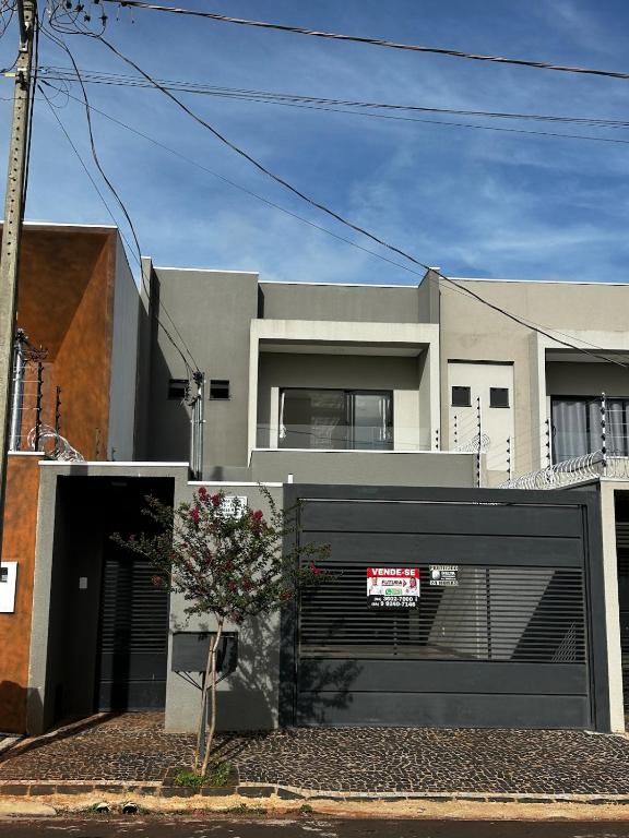a building with a gate and a garage at Sobrado amplo com churrasqueira in Rio Verde