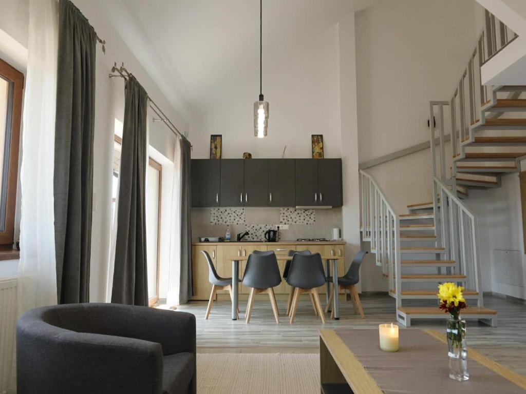 a kitchen and living room with a table and chairs at 4 Fa Apartmanok in Miercurea-Ciuc