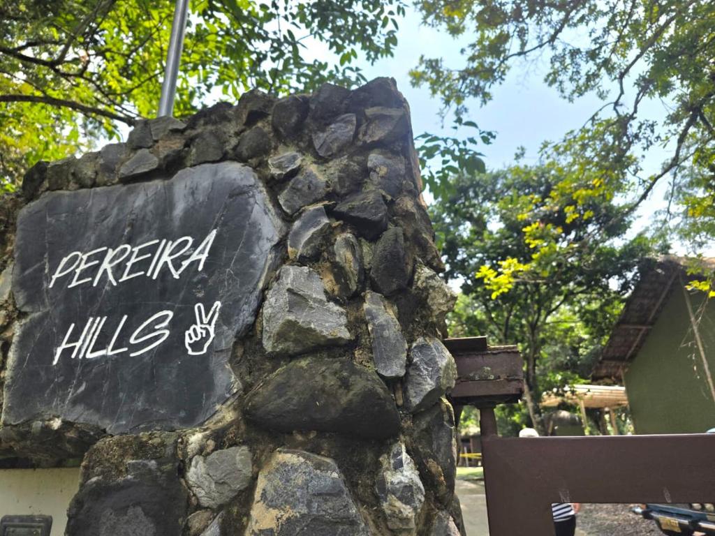 a sign at the entrance to a zoo at Refugio cerca a Villeta in Petaqueros