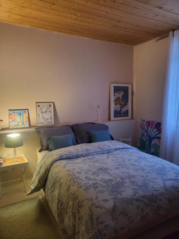 a bedroom with a bed and a wooden ceiling at Échoppe Saint Augustin in Bordeaux