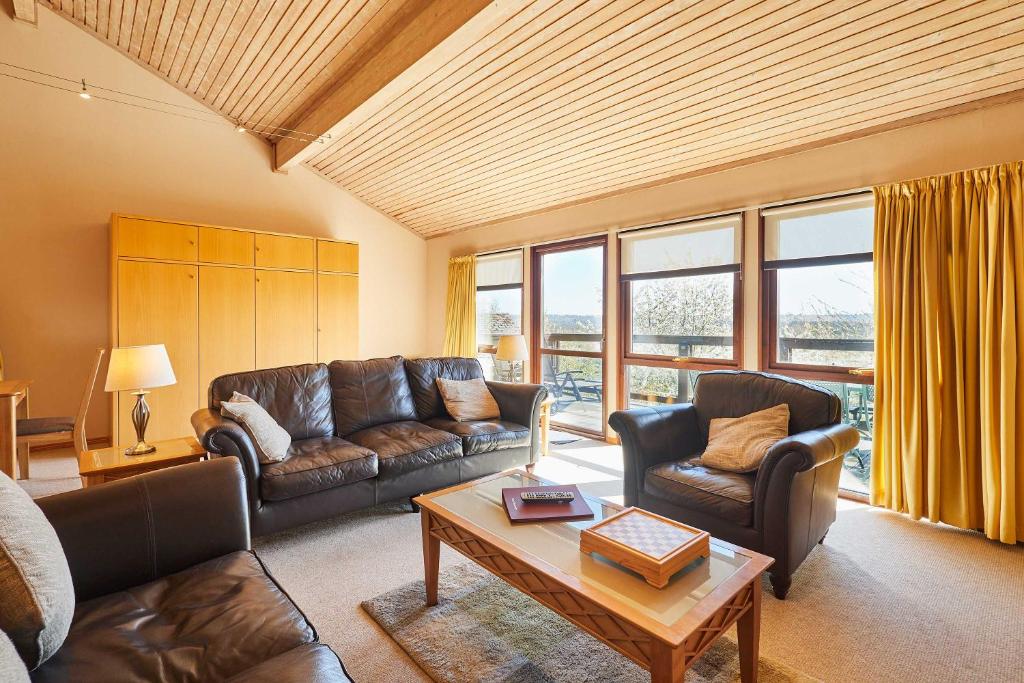 a living room with couches and a coffee table at Host & Stay - Beech Lodge in Belton