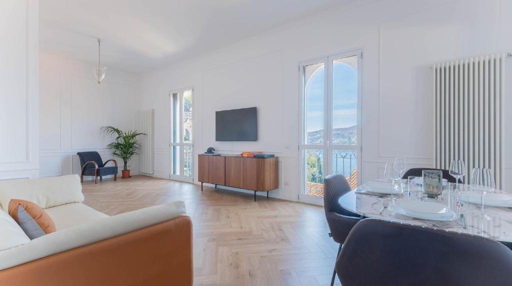 a living room with a couch and a table at LEtoile du Lac in Blevio