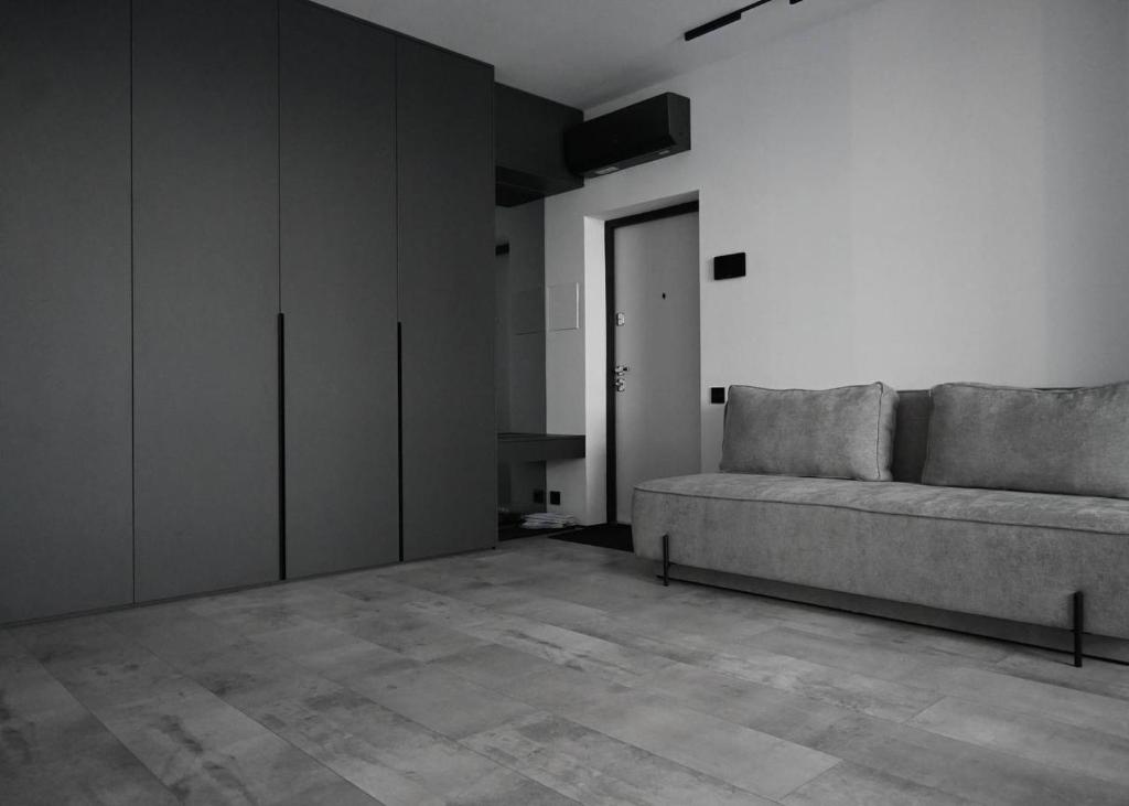 Modern Dark Minimalist Apartment with Panoramic Views фото 6