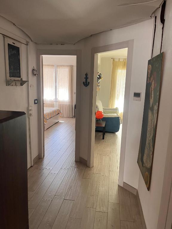 Grand F2 60mq centre Antibes, proche plages, commerces, 2 balcons, parking, train, bus, deco vintage, pet friendly - Apartment With Balcony