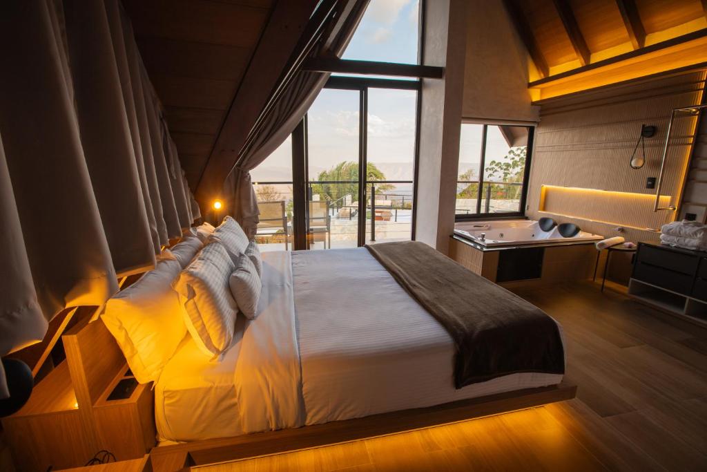 a bedroom with a large bed and a bathroom at Villa Real Chalés in Viçosa do Ceará
