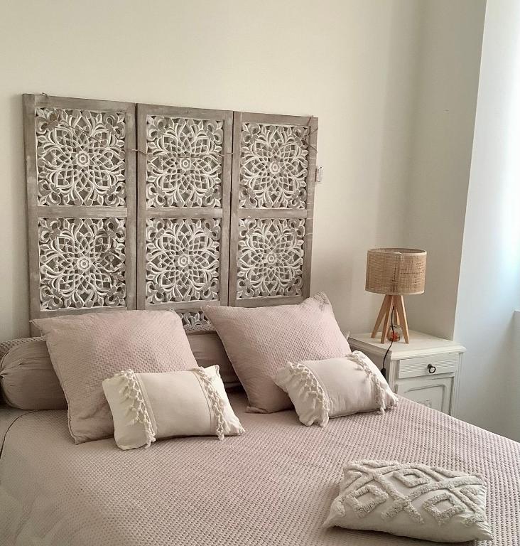 a bedroom with a bed with two pillows at Jul'Home pour 4 personnes , Terrasse avec Jacuzzi en centre ville Dax in Dax