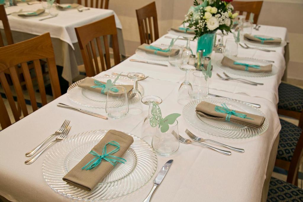 Restauracja lub miejsce do jedzenia w obiekcie Hotel lo Squalo