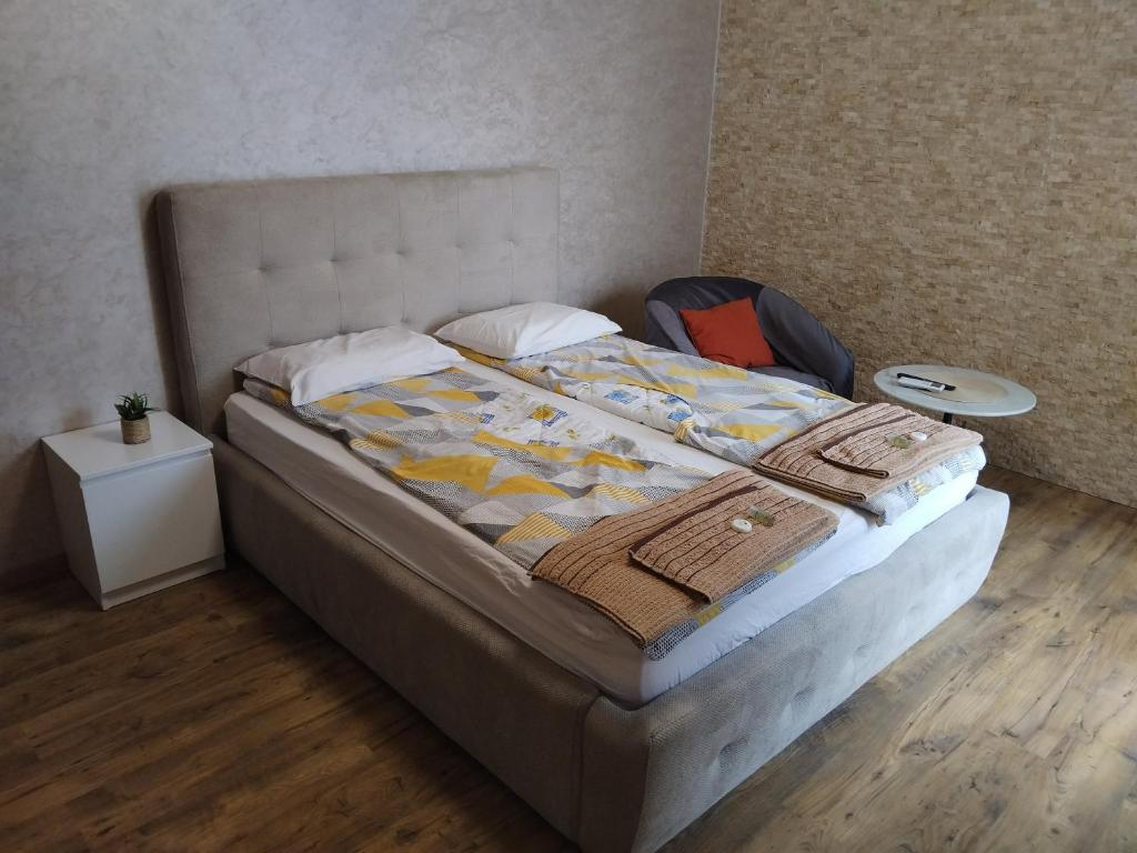 a bed in a bedroom with a bedskirtspectspectssenalsenalsenalsenalsenal at Apartment Moni 3 in Veliko Tŭrnovo