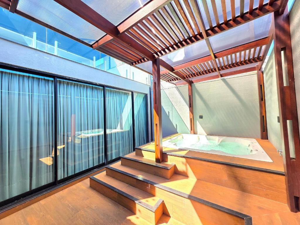 a hot tub on the balcony of a house at Sobrado com Jacuzzi Aquecida 10 minutos Centro in Foz do Iguaçu