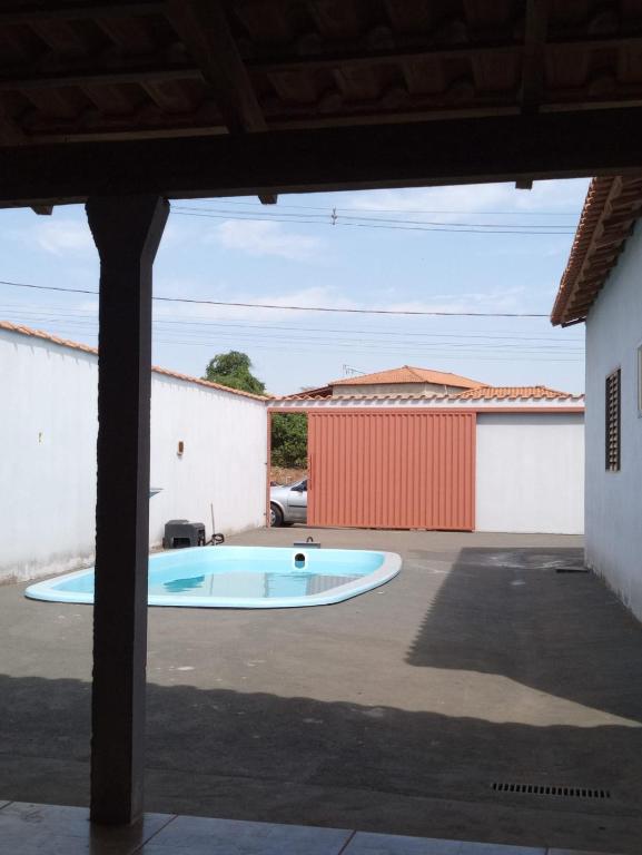 a swimming pool in the middle of a courtyard at Recanto Jatobá - Delfinópolis in Delfinópolis