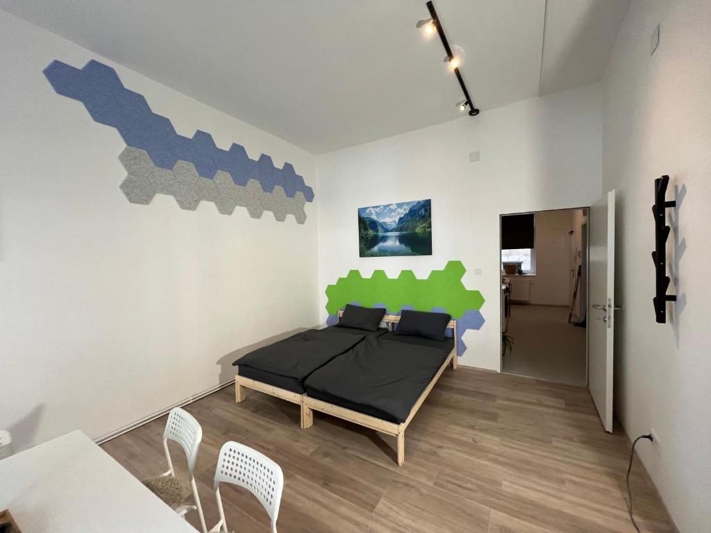 a bedroom with a bed in a room with chairs at 2 Minunten neben kaiserlichem Park, Zentrumnähe in Vienna
