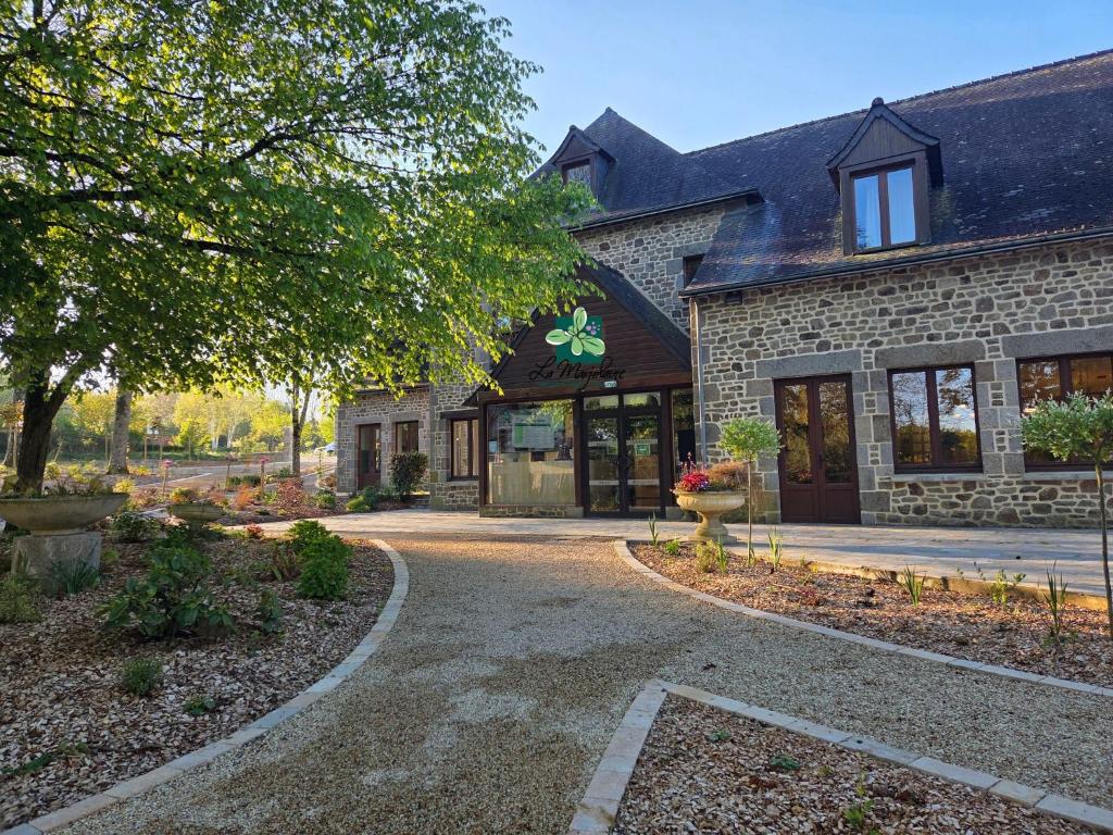 Logis Hotel Restaurant La Marjolaine - Housity