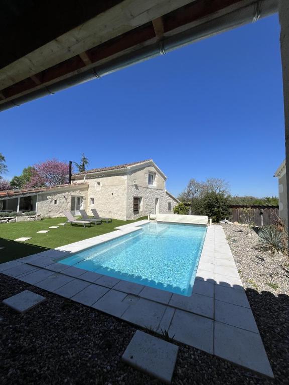 ein Swimmingpool im Hinterhof eines Hauses in der Unterkunft Raiv in Lectoure