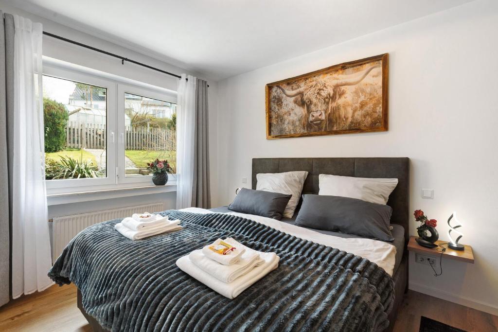a bedroom with a bed with two towels on it at Ferienwohnung Dornröschen in Olpe