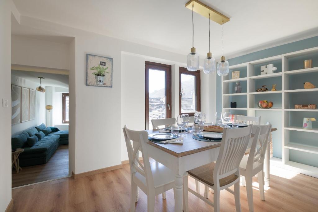 a dining room with a white table and chairs at Casa Lidia in Villaretto