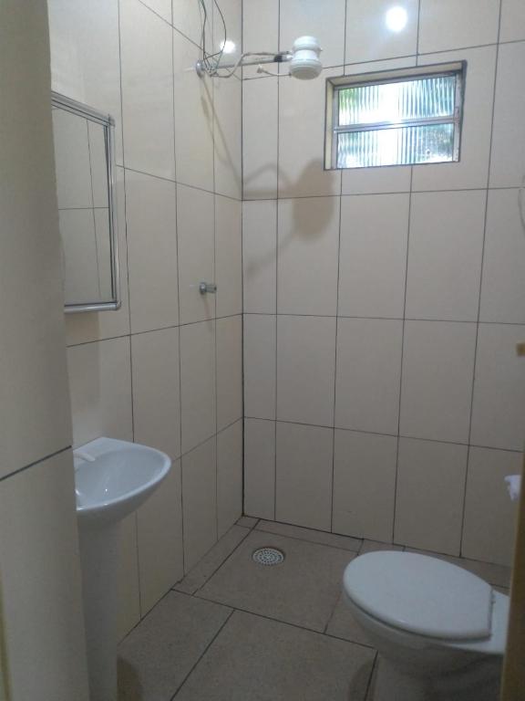 a bathroom with a toilet and a sink at Bella Serra in Iporanga