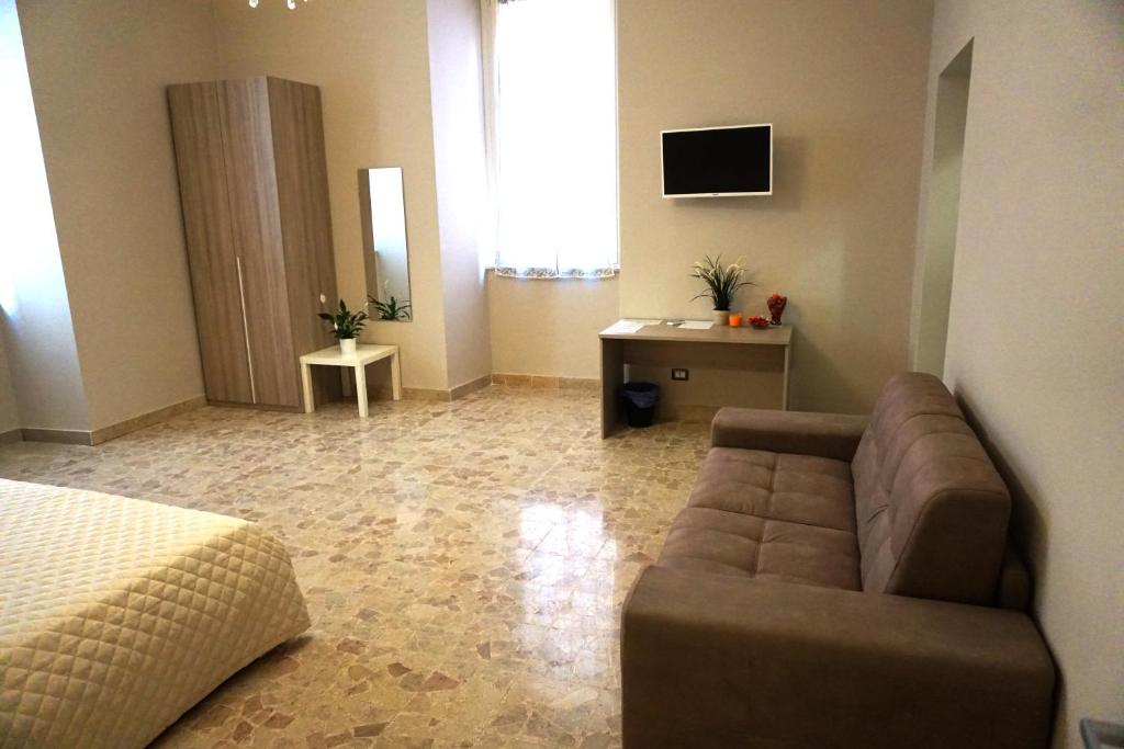 A television and/or entertainment centre at Residence Stendhal Guest House