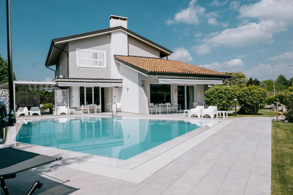 a swimming pool in front of a house at Riva Serena - Appartamento Oasi in Castelnuovo del Garda