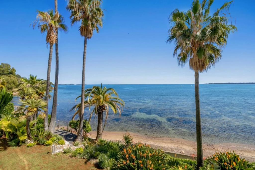 Ref 2060 Cannes beachfront apartment with sea view