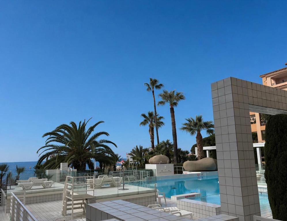 Monaco Fontvieille elegant apt - Luxury Terrace & Pool - Garden View - Housity