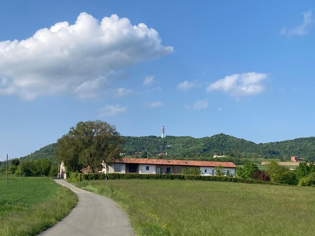 a road leading to a house in a field at Tempo al Tempo in Villadeati