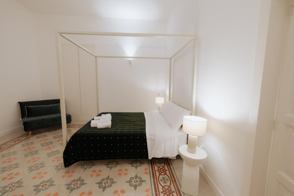 ein Schlafzimmer mit einem Bett, einem Spiegel und einem Stuhl in der Unterkunft RicAle in Laterza