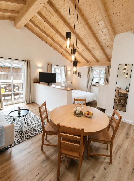 a living room with a wooden table and chairs at Appartment am Angerweg in Warngau