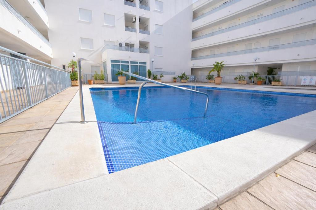 a swimming pool in the middle of a building at Apartamento Luz de Almoradi in Almoradí