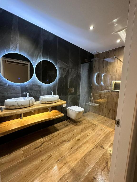 a bathroom with two sinks and a toilet at Brisa de Sálvora in Ribeira