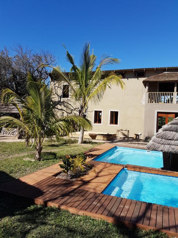 una piscina frente a una casa en Kosi Bay Lodge, en Manguzi