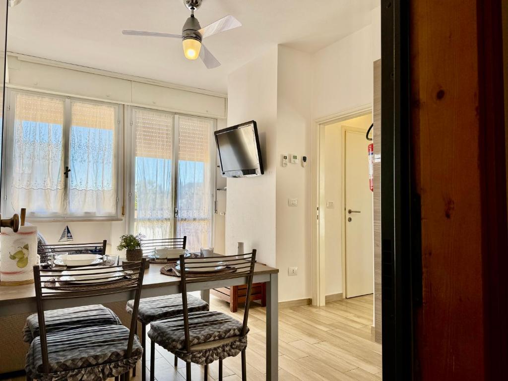 a kitchen and dining room with a table and chairs at Alabastro 40 in Lido Adriano