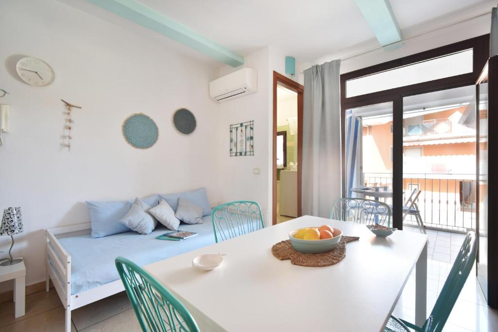a living room with a white table and a couch at Piccolo Loft Sabbia e Sassi in Marina di San Vito