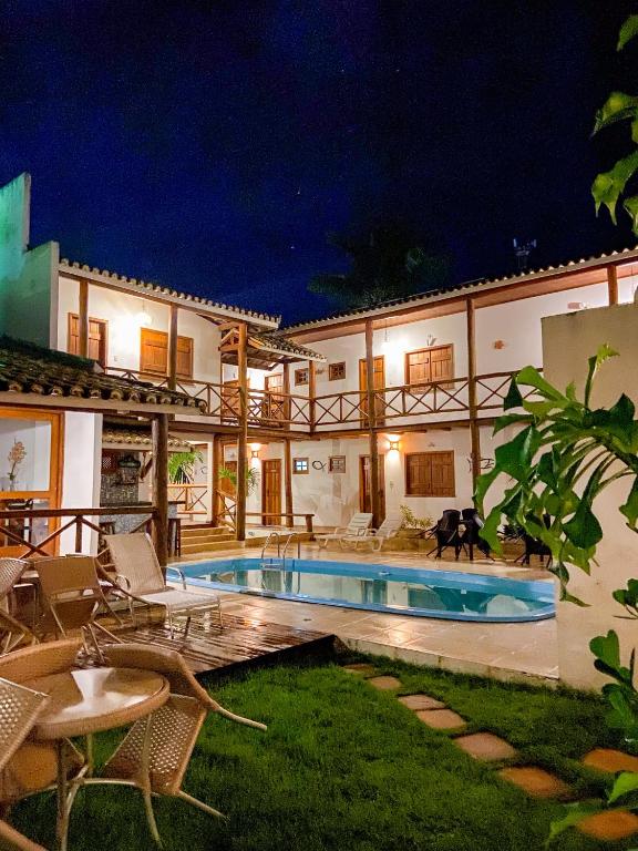 a villa with a swimming pool at night at Pousada Tetiaroa in Barra Grande