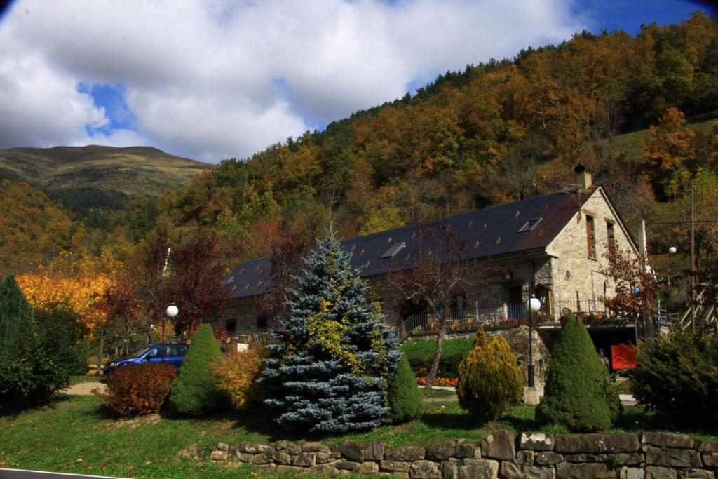 un arbre de Noël devant une maison dans l'établissement Hotel, Bungalows y Camping Viu, à Víu