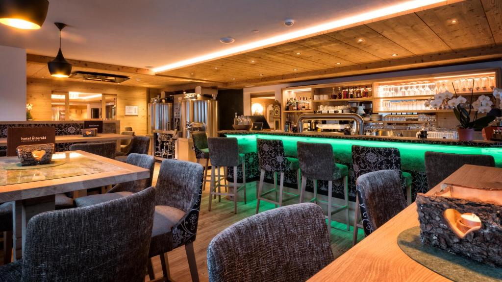 Lounge nebo bar v ubytování Hotel Interski