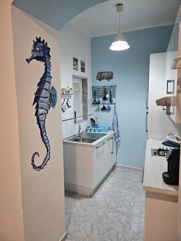 a kitchen with a seahorse cut out on the wall at Appartamento SoloSoleMare in Portovenere