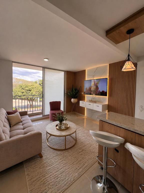 a living room with a couch and a table at Ruby Suites I Apto en Valledupar I Lujo y Confort I Aire en todas las habitaciones in Valledupar