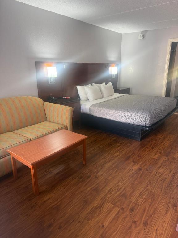 Econo Lodge Naval Station Norfolk photo